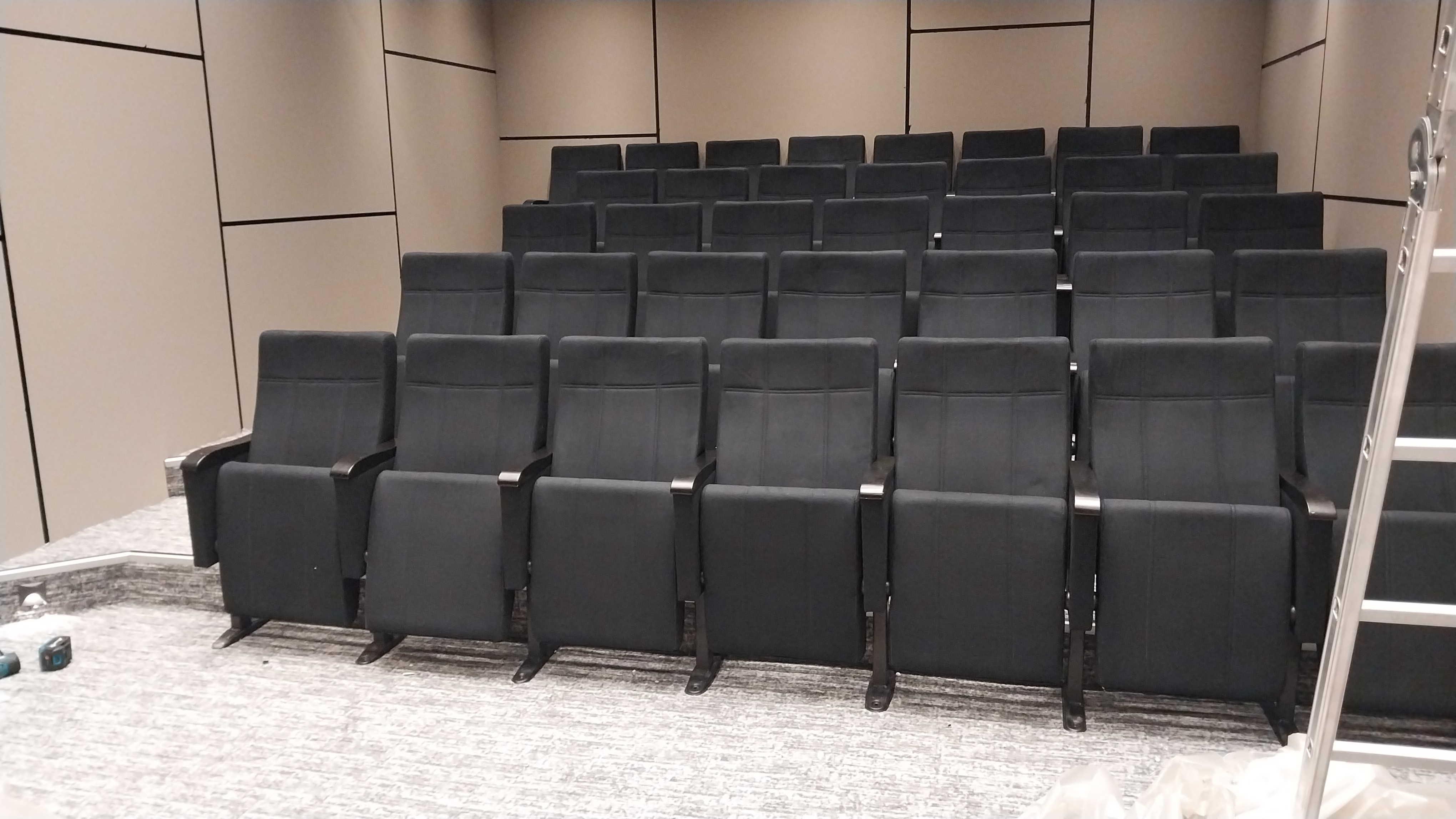 Uşak Konferans Koltuklari İmalatı ve Salon Çözümleri